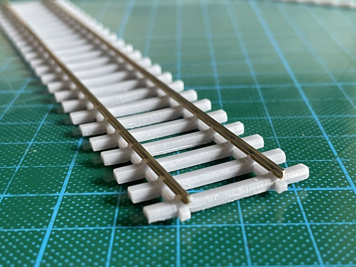 Dies ist das nahezu maßstäbliche H0 Modell eines 15m Gleisjoch nach sächsischer Bauart V mit selbstkonstuierten und gedruckten Schwellen und Code 60 Gleisprofilen von Peco. Meine alten Fleischmann Güterwagen mit NEM Rädern fahren darauf problemlos.