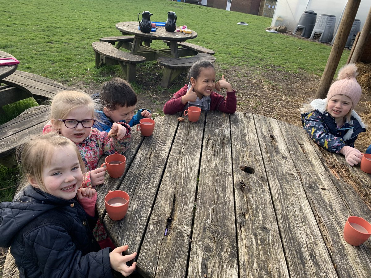 BoughtonHeath's tweet photo. Hot chocolate time at forest school #recpetion #havearest #warmup https://t.co/CTw4sy0evH
