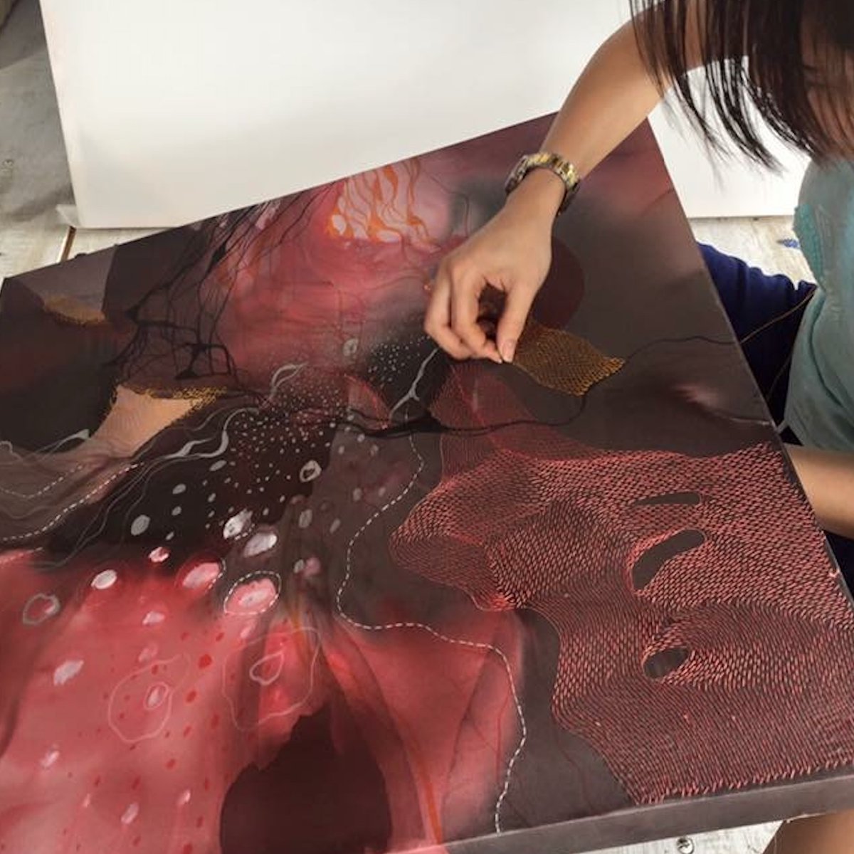 lunanguyenart's tweet photo. Me working on hand embroidery work. Check out my classes on Udemy and learn to paint on fabrics with me:
https://t.co/WNQRotDfDg
#lunanguyenart #embroidery #handmade #fabricart #paintingonsilk #paintingonfabric #lunanguyen @lunanguyenart #udemyclass #onlineartclasses #artists https://t.co/5nNlmvyfRV
