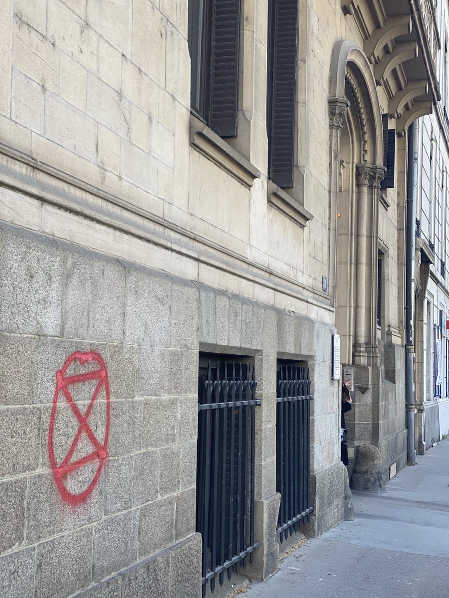 Le maire de Lyon vent debout contre la publicité dans les vitrines de nos commerçants mais manifeste aux côtés d’Extinction Rébellion qui affiche sauvagement et taggue les murs de nos immeubles. Deux poids deux mesures. #incoherence #pollutionvisuelle