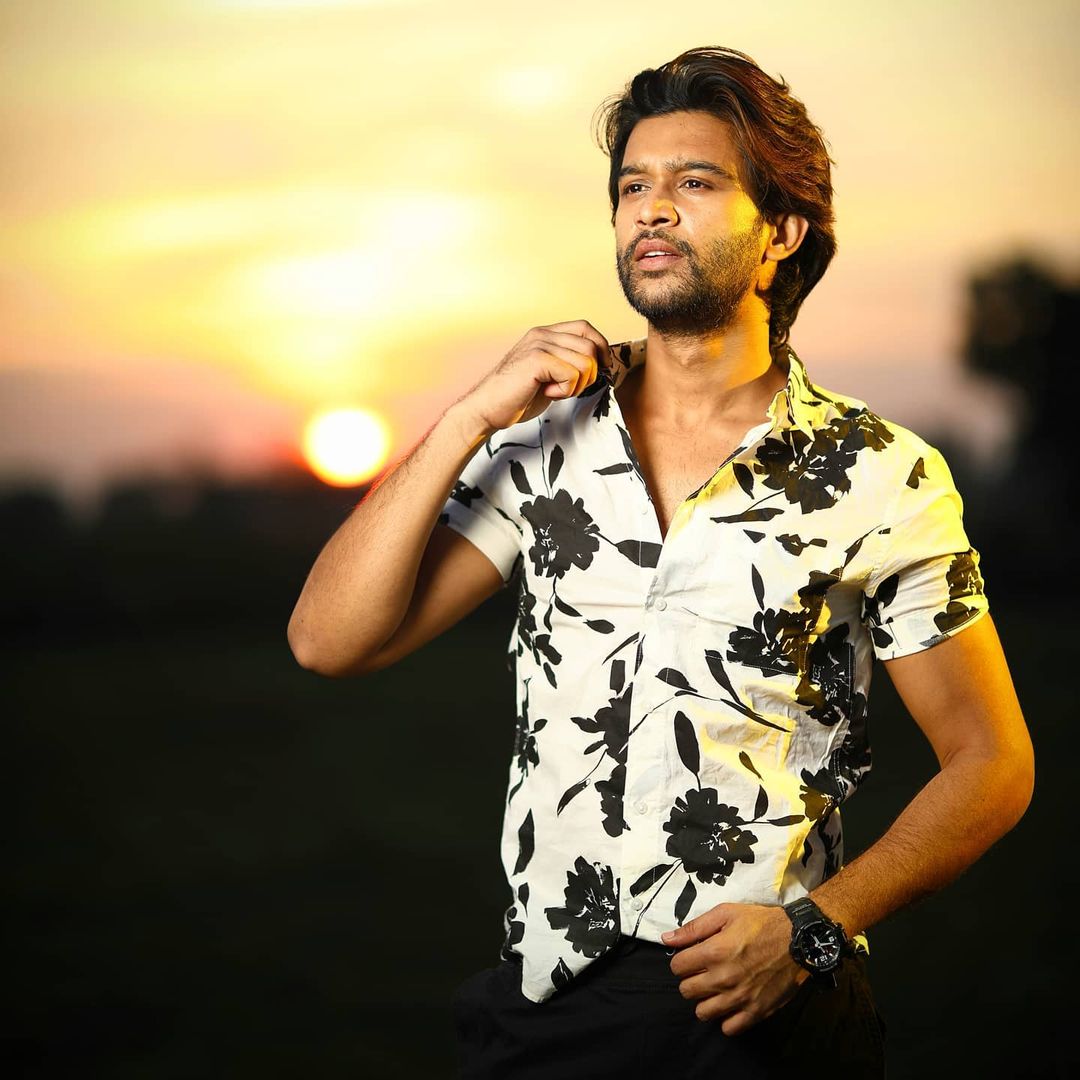 AmruthZeno's tweet photo. 💕When you smile
        The whole world stops and
            Stares for a while💕

'Cause ✨✨✨
   You are  amazing🌠🌠
       Just the way you are 💞💞

#100DaysForAbijeetHistoricWin
#4YearsForEverGreenPelliGola 
#Abijeet #Abijeetians @Abijeet https://t.co/aODri93iia