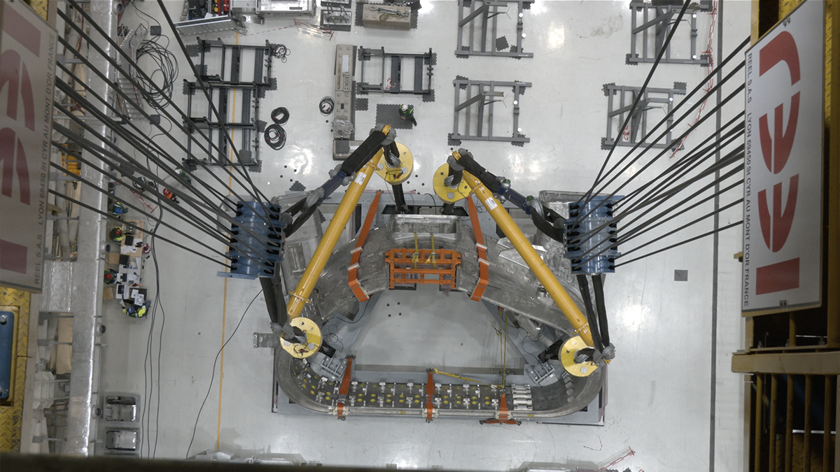 OrtecGroup's tweet photo. L’expertise levage #OrtecGroup mobilisée sur @iterorg avec des opérations dans le #Tokamak ! Dans la suite des actions en 2020, les équipes du consortium industriel #Dynamic ont transféré le secteur 6 de la Chambre à vide (VVS#6) dans l’outil de basculement : Upending Tool (UT) https://t.co/KfhP6FYHeA