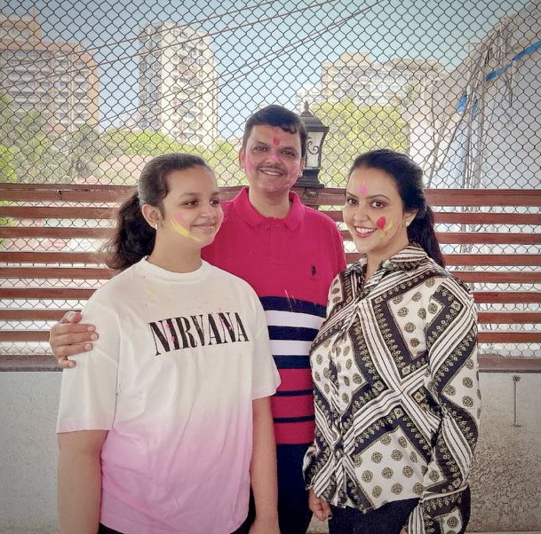 Dev_Fadnavis's tweet photo. #FamilyWaliHoli !
Happy Holi everyone !
#Holi2021 #colours https://t.co/sWRzRGOt82