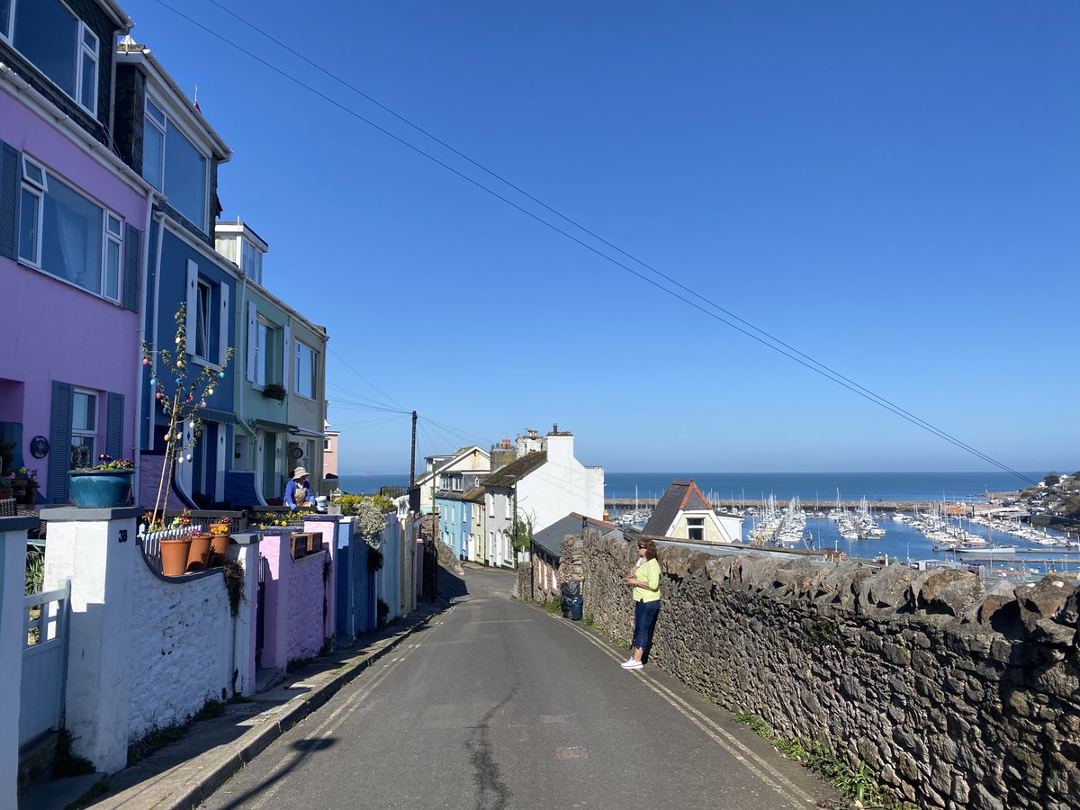 Walking home ⁦⁩ ⁦@lovebrixham⁩ sister Elaine chatting to neighbour Francis. Lovely scene ⁦@EnglishRiviera⁩ time for a cuppa now lynnepeets.com