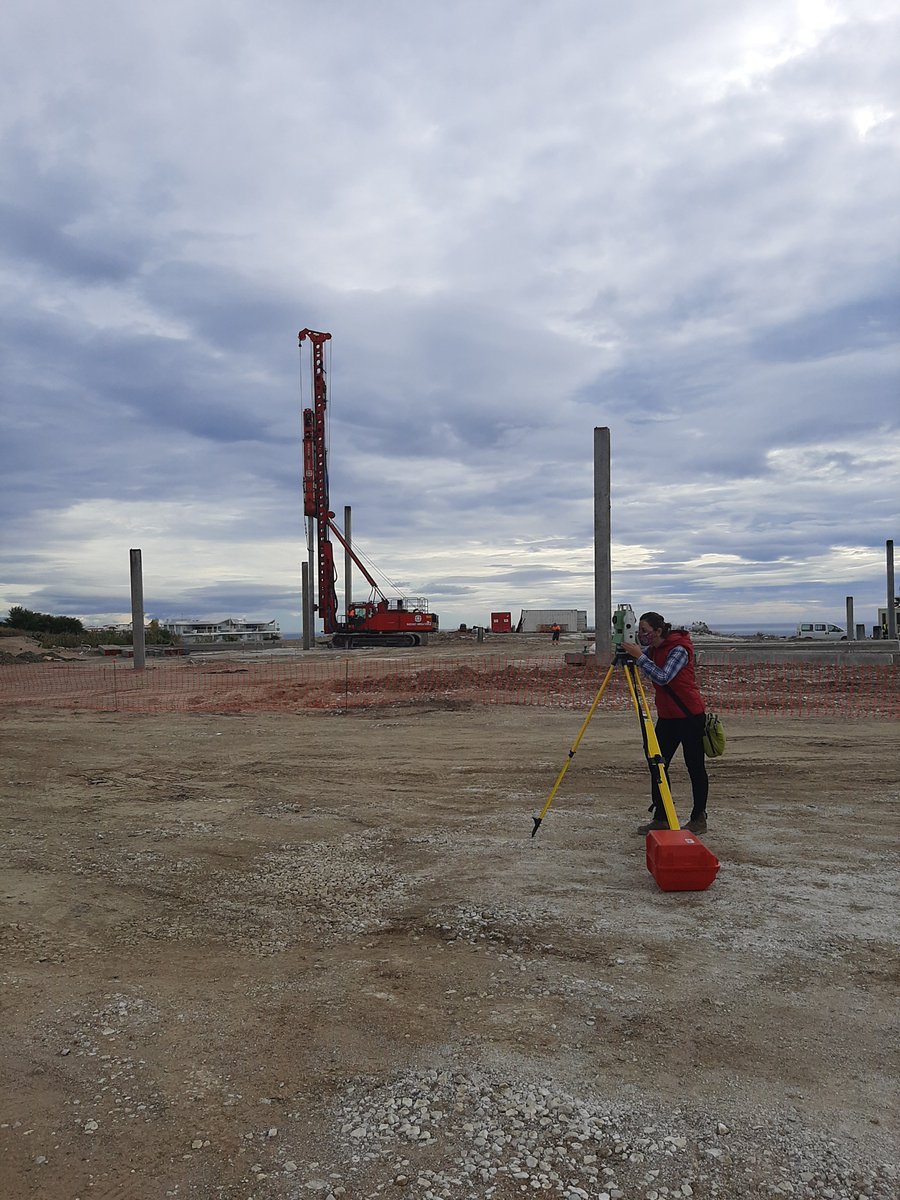 ANAISABELGONZL2's tweet photo. ¿Tienes curiosidad cómo avanza un pabellón en el que el relleno existente hizo necesario la materialización de pilotes de más de 30m de longitud? ✨

Hoy ya viste así: estructura prefabricada que precisó de #replanteos de precision mm
La #topografia es mucho más que medir👀
#obra https://t.co/CYLUCpF6q8