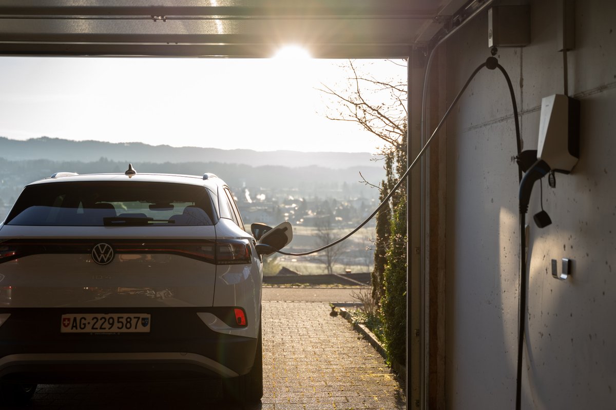 _solarmanager's tweet image. Bei #SolarManager versuchen wir immer neuste Setups zu testen. So haben wir den brandneuen @vwschweiz ID.4 bereits ausführlich smart geladen, inklusive Phasenabschaltung. Der ID.4 kann so von 1.4kW bis 11kW stufenlos geregelt werden und lädt somit auch mit Morgen- &amp;amp; Abendsonne.