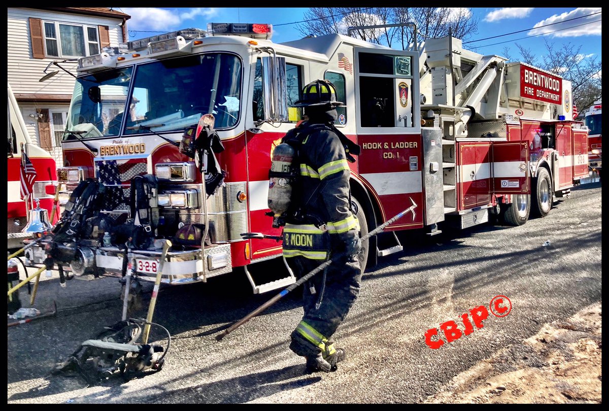 Chief_Ippy's tweet photo. Brentwood FD LI, NY battled a morning fire on Connecticut Ave this am, numerous mutual aids assisted cause of fire is under investigation. 📸 #CrossbuffJrPhotography @thefirenews #BrentwoodTruck1 https://t.co/q1p6kTrd3r