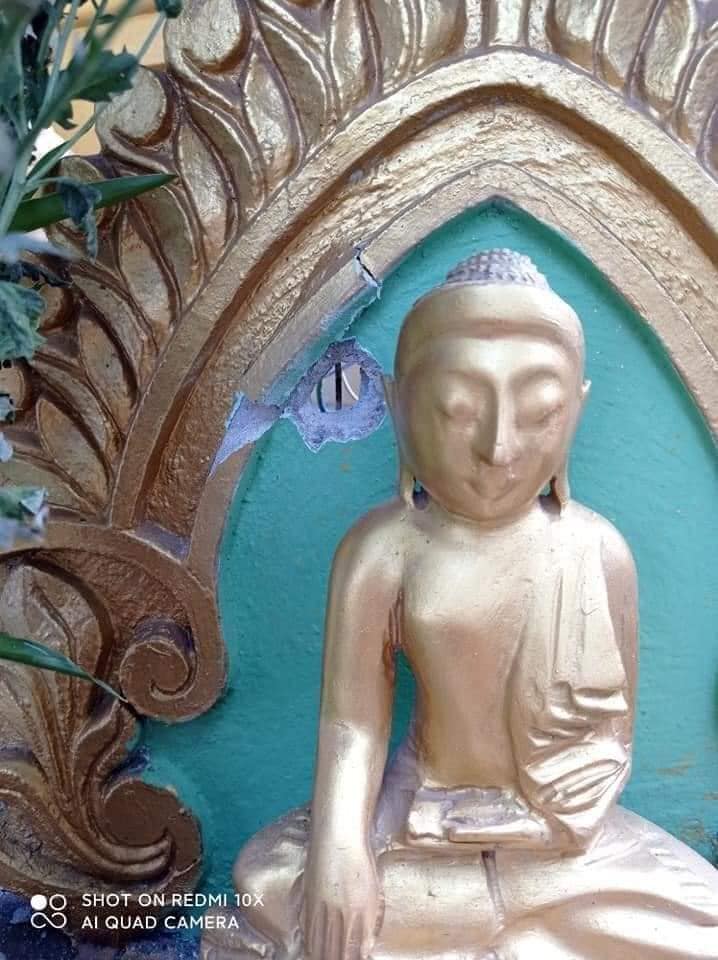 Thanlyin, Yangon:

Terrorists (#Myanmar security forces) shot inside the Pagoda.

#WhatsHappeningInMyanmar #Mar29Coup #AntiFascistRevolution2021 #MilkTeaAlliance