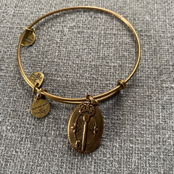 Awhit1979's tweet photo. So good I had to share! Check out all the items I'm loving on @Poshmarkapp #poshmark #fashion #style #shopmycloset #alexandani #verabradley #mia: https://t.co/2zefu7quzS https://t.co/Aui6lz5LZp