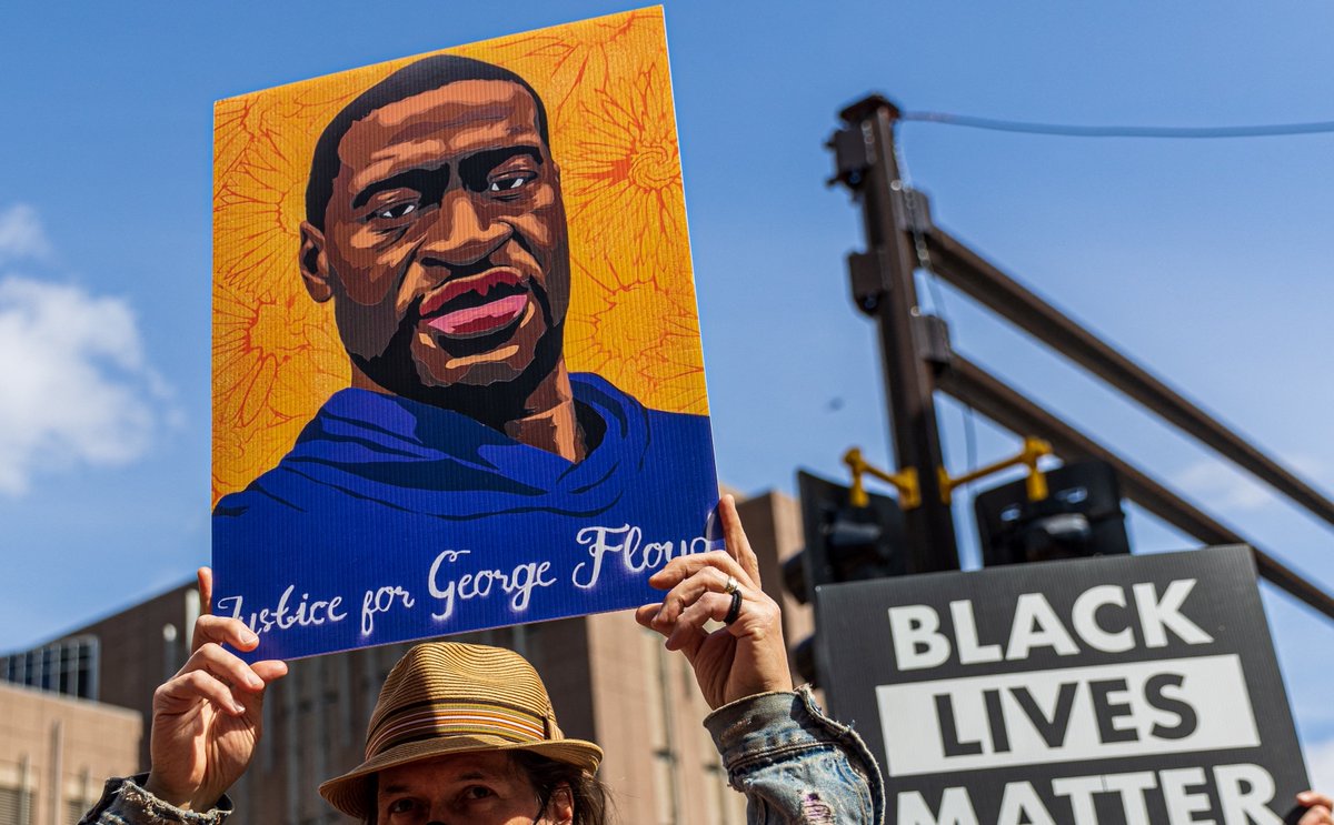 ajplus's tweet photo. Derek Chauvin's trial for the killing of #GeorgeFloyd begins today with opening statements.

▪️ Charges: 2nd-, 3rd-degree murder, 2nd-degree manslaughter
▪️ Jury: 9 of 15 are white
▪️ Timeline: expected to take 4 weeks
▪️ Courthouse: surrounded by concrete barriers, razor wire https://t.co/SS8sIDTIgX