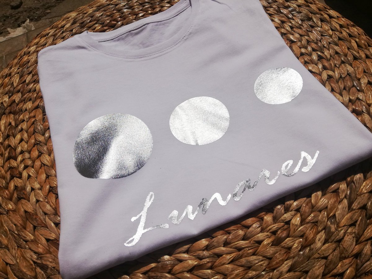 INMA_BENICIO's tweet photo. Como os he comentado,abril es un mes de flamenca y muchos lunares y nada mejor que recibir este mes tan especial de flamenca de una manera diferente en plena pandemia.

Os presento la primera de las camisetas LUNARES.Lunares en un pantone plata ideal.

#Camiseta #Moda #ModaSport https://t.co/cCpYUSJLbK