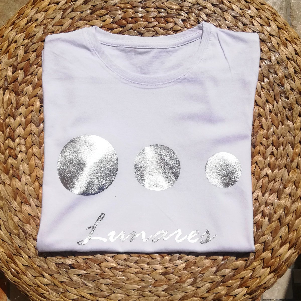INMA_BENICIO's tweet photo. Como os he comentado,abril es un mes de flamenca y muchos lunares y nada mejor que recibir este mes tan especial de flamenca de una manera diferente en plena pandemia.

Os presento la primera de las camisetas LUNARES.Lunares en un pantone plata ideal.

#Camiseta #Moda #ModaSport https://t.co/cCpYUSJLbK