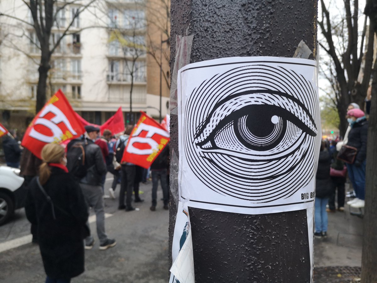 johnmaloko's tweet photo. "À l'ère de la surveillance numérique" c'est donc maintenant dans @LSDseriedoc  ! 
Vous pouvez l'écouter en direct sur France Culture tous les jours à 17h sur France Culture ou dans l'application Radio France ou bien en podcast sur le site de l'émission https://t.co/03YdQhaXoH https://t.co/jdcHzQBAlD