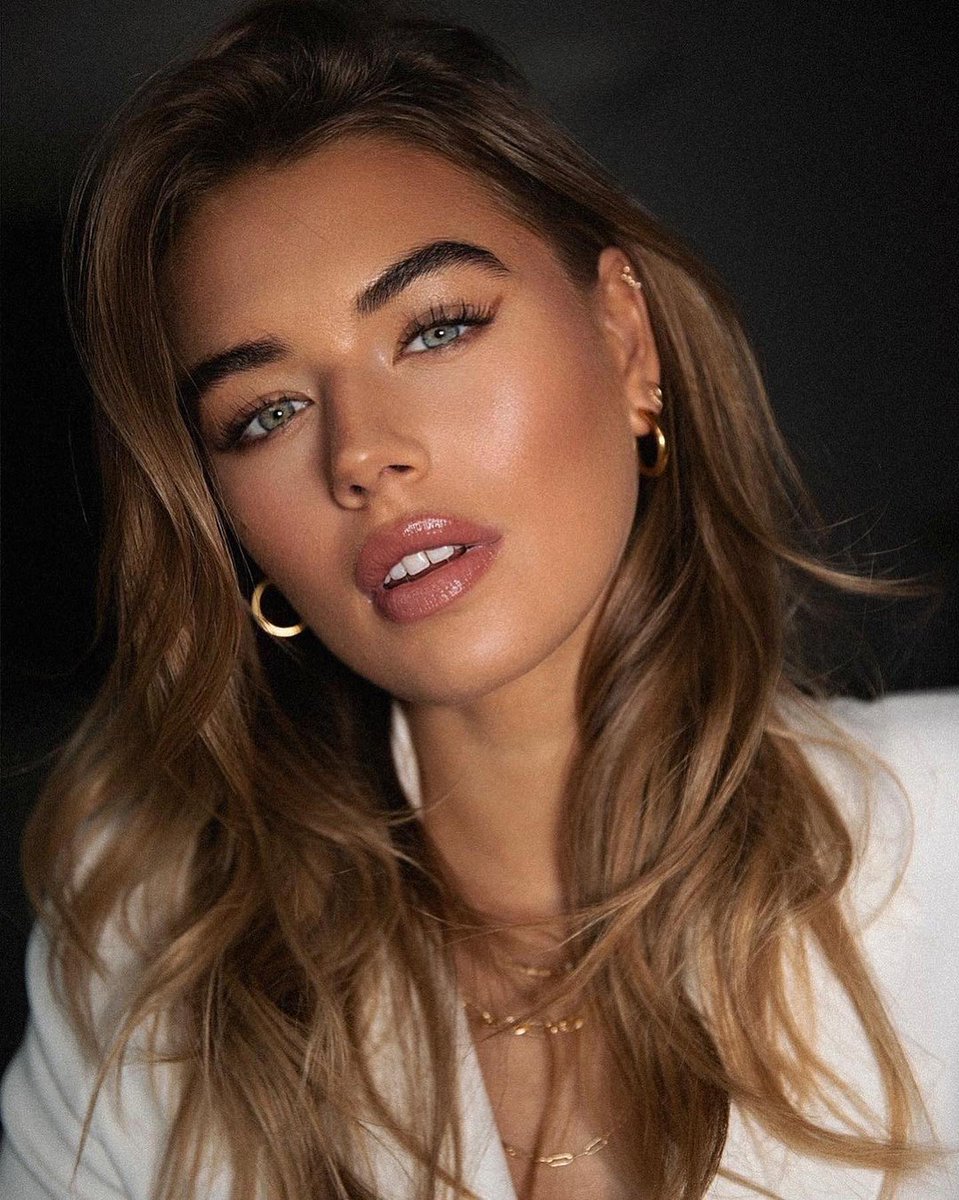 SOSUCosmetics's tweet photo. Breathtaking😫 🤩 

The gorgeous @arabellachi wearing some of her holy grail SOSUbySJ products...
💫 But First Base, Caramel
💫Complete Contour Palette
💫Brow Pencil Medium
💫Birthday Suit lipliner &amp; lip pigment

Shop now on https://t.co/ksCyLRci05 

#SOSUbySJ #Glam #GlowingSkin https://t.co/fH7icSdyyh
