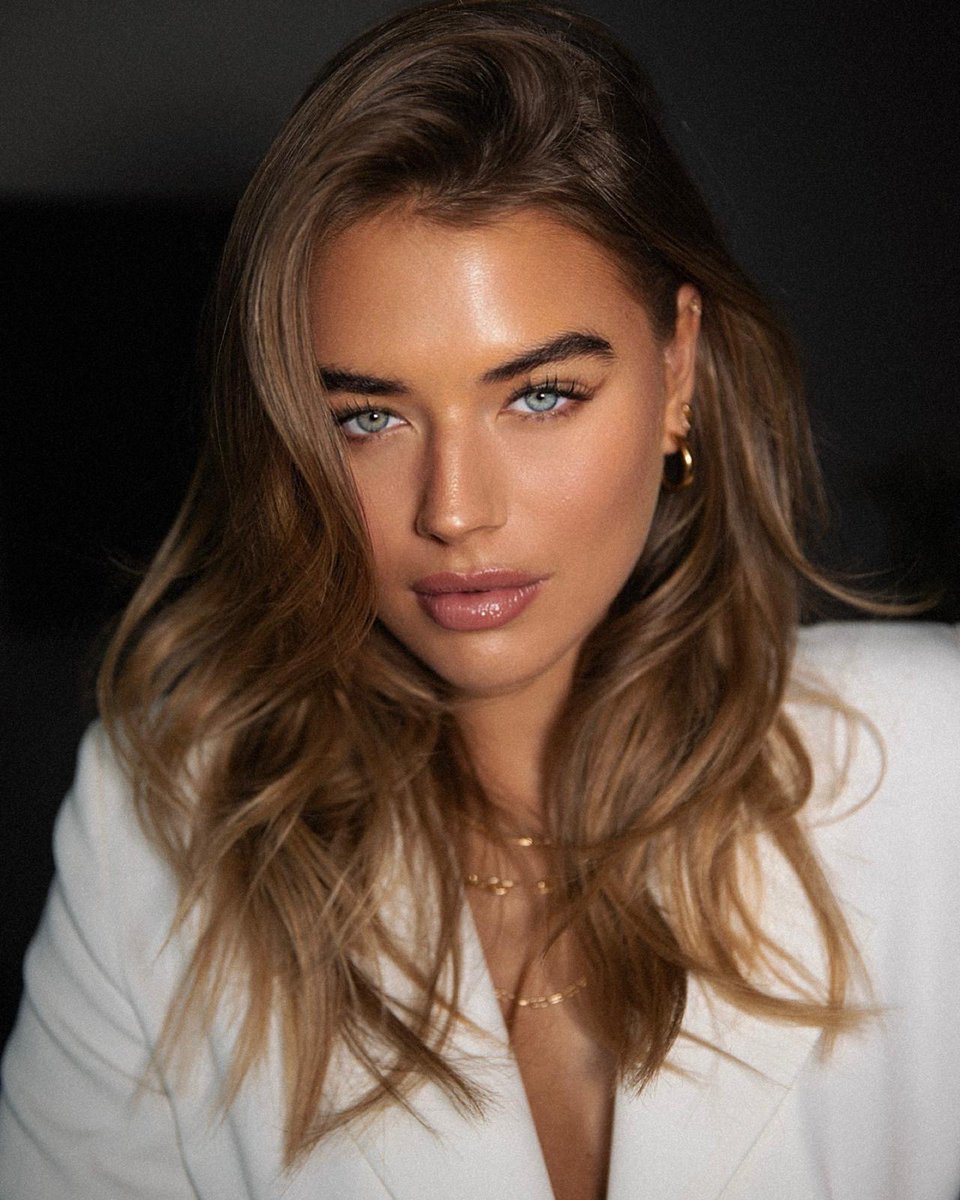 Breathtaking😫 🤩 The gorgeous @arabellachi wearing some of her holy grail SOSUbySJ products... 💫 But First Base, Caramel 💫Complete Contour Palette 💫Brow Pencil Medium 💫Birthday Suit lipliner & lip pigment Shop now on sosubysj.com #SOSUbySJ #Glam #GlowingSkin