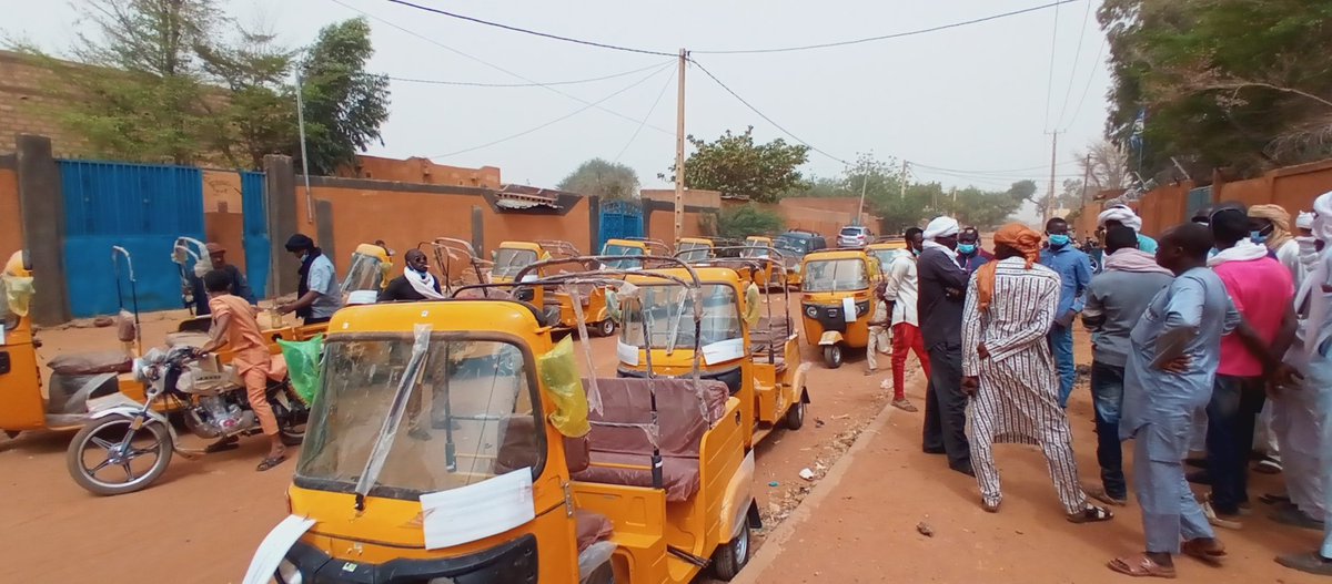 Abdouls22937738's tweet photo. C'est ce lundi 29 mars 2021, OIM Niger, A travers son programme de cohésion communautaire (PCCN) au Niger, a fait aujourd'hui un don unique a son genre des 20 Moto tricycle a l'endroit des jeunes de la commune de Tchintabaradan.En présence de président CRJ/Tahoua
#OIM
#PCCN
#CRJ https://t.co/i8p9g8IbS6