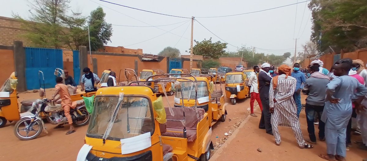 Abdouls22937738's tweet photo. C'est ce lundi 29 mars 2021, OIM Niger, A travers son programme de cohésion communautaire (PCCN) au Niger, a fait aujourd'hui un don unique a son genre des 20 Moto tricycle a l'endroit des jeunes de la commune de Tchintabaradan.En présence de président CRJ/Tahoua
#OIM
#PCCN
#CRJ https://t.co/i8p9g8IbS6