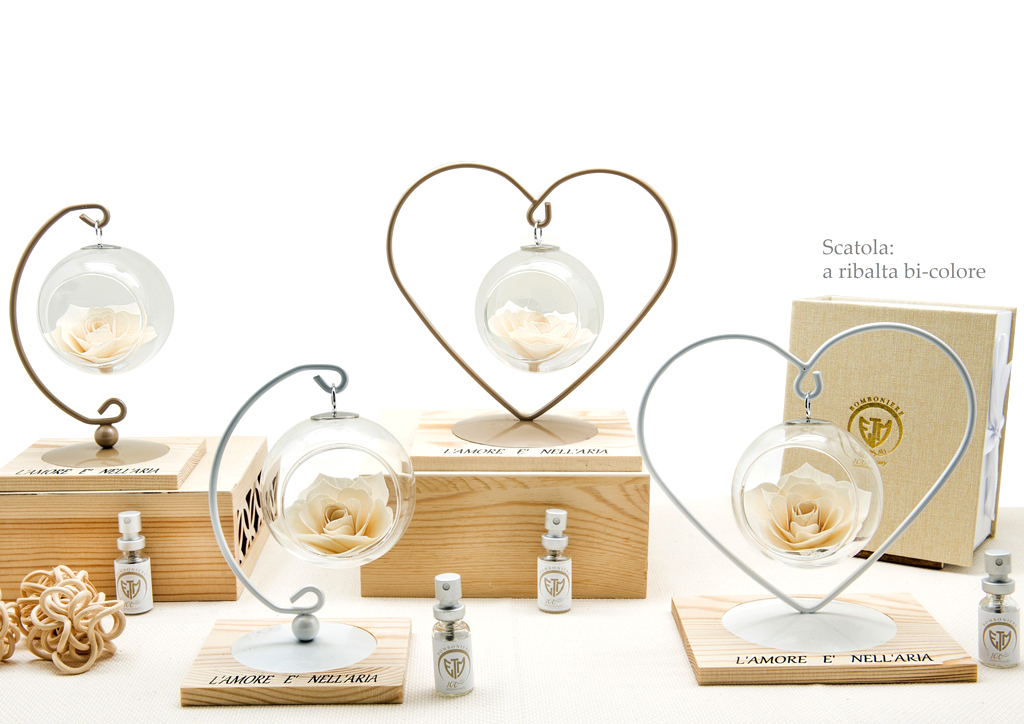 Profumatore ambiente "FLEUR" con rosa ed essenza profumata perfetto per il vostro matrimonio elegante e romantico! 
L'aroma che si diffonderà in casa riporterà alla mente dei vostri invitati le memorie più belle del giorno del vostro evento.
mybomboniere.it/profumatore-co…
