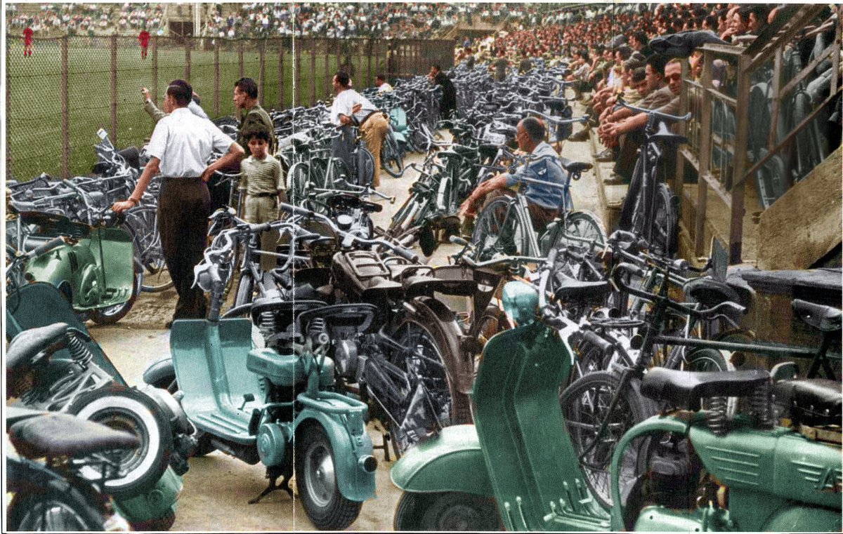 nostalgiafutbo4's tweet photo. Vespas Piaggio, bicicletas y Calcio. Estadio Filadelfia, Torino FC. Entre 1946-1955. https://t.co/P5d2FbQIvI