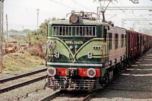 7715bc4e09e34fe's tweet photo. @DRMTPJ  Dear officials please make this type LIVERY&amp;markings for upcoming electric loco which will allotted to GOC https://t.co/BXmhhSRMqj