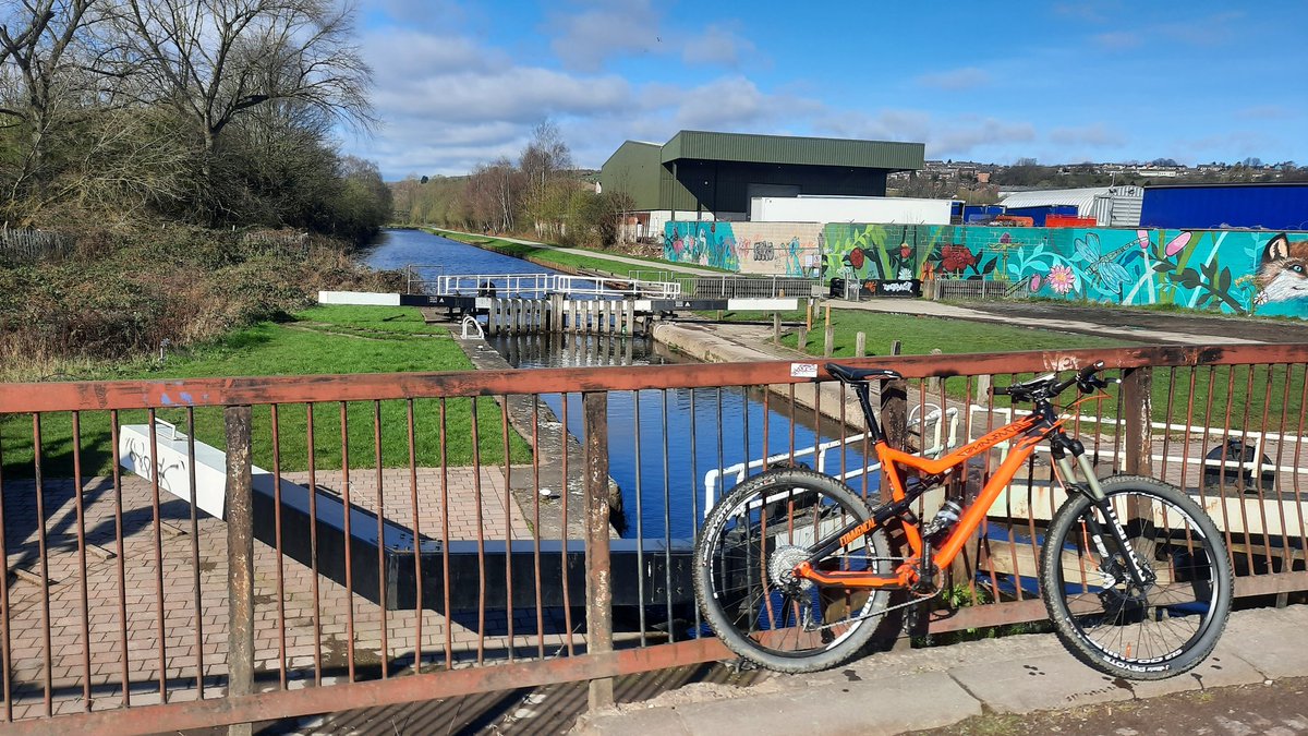 StevenMoretonr1's tweet photo. Beautiful morning ride round to sheffield and Rotherham killer winds but powered through @ShimanoMTB @VITTORIATYRESUK @Uberbike @magura_official @ManitouMTB @raceface604 https://t.co/ymMXKZ1e8z