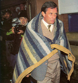 BocaEnLaCopa's tweet photo. En este partido de #Libertadores, Jorge #Habegger fue el DT de #Bolívar, quien dirigiría a #Boca en 1993.
El ex preparador físico de Carmelo Faraone, dirigió 29 partidos, ganando la Copa de Oro Nicolás Leoz, pero sin conseguir un buen juego ni buenos resultados en el campeonato. https://t.co/V78H26PT28