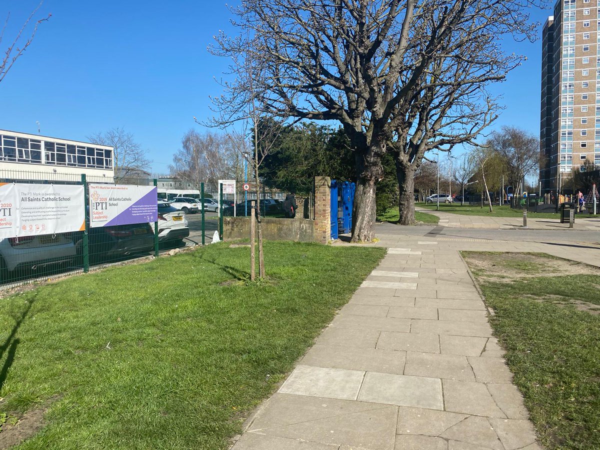 MPSBarkDag's tweet photo. Safer schools PC Pickering is currently on foot patrol around the All Saints and Robert Clack area as part of #OpBempton @lbbdcouncil 1548EA https://t.co/reUwsmtYF9