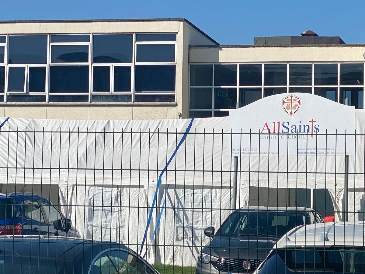 MPSBarkDag's tweet photo. Safer schools PC Pickering is currently on foot patrol around the All Saints and Robert Clack area as part of #OpBempton @lbbdcouncil 1548EA https://t.co/reUwsmtYF9