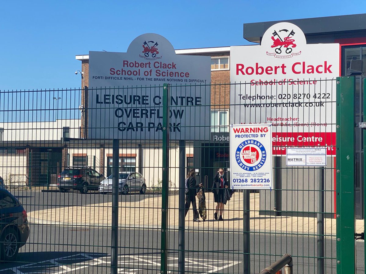 MPSBarkDag's tweet photo. Safer schools PC Pickering is currently on foot patrol around the All Saints and Robert Clack area as part of #OpBempton @lbbdcouncil 1548EA https://t.co/reUwsmtYF9