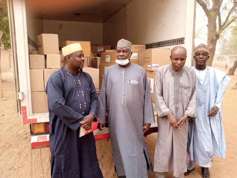 SOSMEA01's tweet photo. MARCH/APRIL BI-MONTHLY MALARIA COMMODITIES DELIVERY AT HEALTH FACILITY.
Gwadabawa LGA Overseer witness the Malaria commodities allocated to the LGA.
@AWTambuwal @SokotoDepPress @SMOHSokoto @WHONigeria @UNICEF_Nigeria https://t.co/HkIcgZtOLz