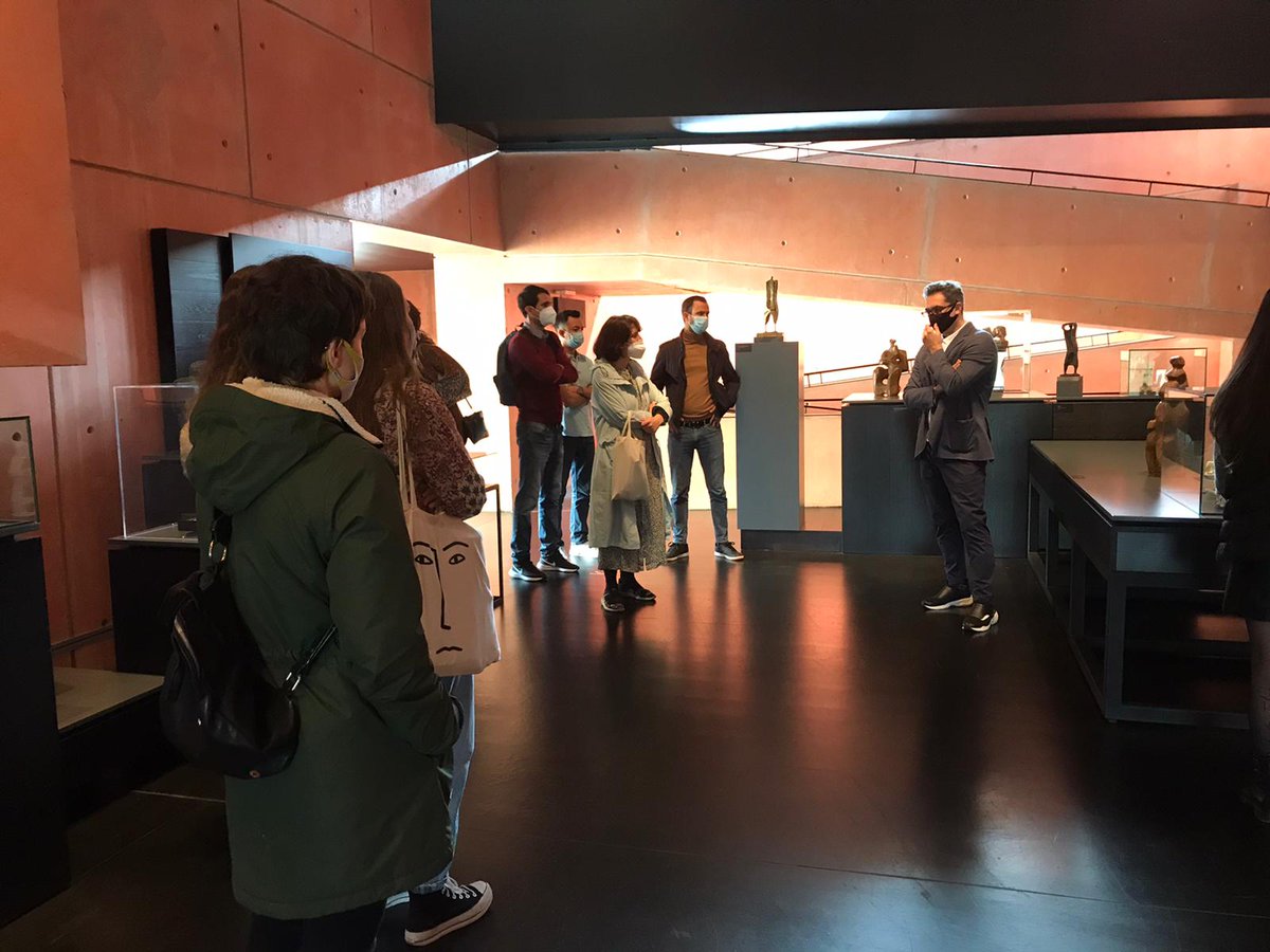 Museo_unav's tweet photo. #MasterInCuratorialStudies
Los alumnos del máster visitaron el viernes @MuseoOteiza, acompañados por su subdirector, Juan Pablo Huércanos, y la conservadora Elena Martín. Allí pudieron conocer las principales líneas de trabajo de la fundación y las claves de la obra del artista https://t.co/emGNnt3LLs