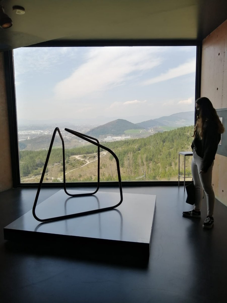 Museo_unav's tweet photo. #MasterInCuratorialStudies
Los alumnos del máster visitaron el viernes @MuseoOteiza, acompañados por su subdirector, Juan Pablo Huércanos, y la conservadora Elena Martín. Allí pudieron conocer las principales líneas de trabajo de la fundación y las claves de la obra del artista https://t.co/emGNnt3LLs