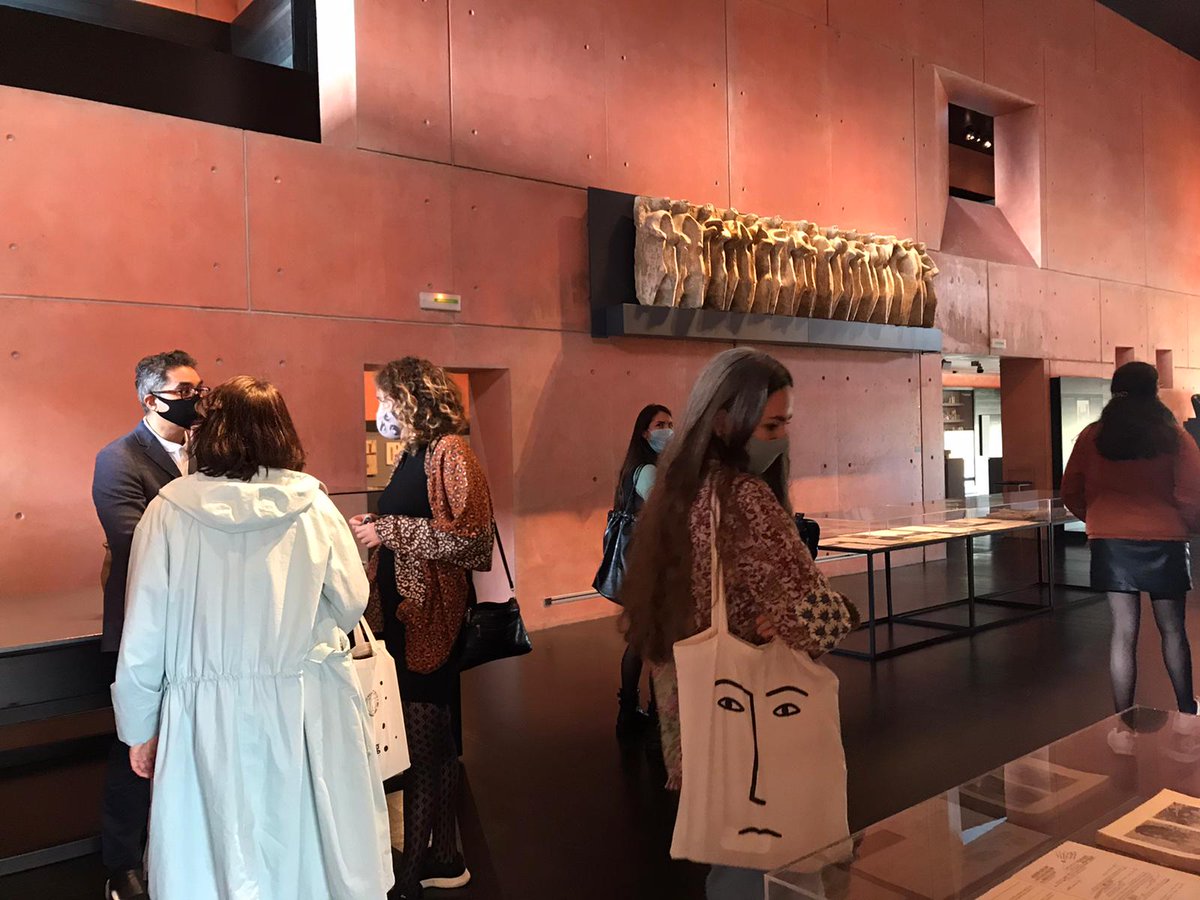 Museo_unav's tweet photo. #MasterInCuratorialStudies
Los alumnos del máster visitaron el viernes @MuseoOteiza, acompañados por su subdirector, Juan Pablo Huércanos, y la conservadora Elena Martín. Allí pudieron conocer las principales líneas de trabajo de la fundación y las claves de la obra del artista https://t.co/emGNnt3LLs