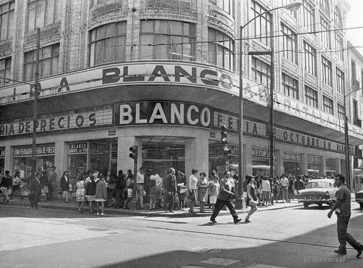 mechediazortega's tweet photo. La tienda Blanco, ubicada en la esquina de 5 de Febrero y Venustiano Carranza, alrededor de 1970. Este edificio fue construido en 1909 como sede de Las Fábricas Universales, y el diseño estuvo a cargo de Miguel Ángel de Quevedo; hoy alberga una sucursal de C&amp;A. https://t.co/PEq8mRf7to