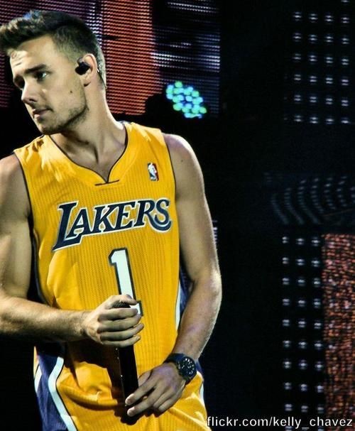 lovspayne's tweet photo. Um tópico maravilhoso ;
Liam Payne usando esse estilo de camisa 
Gente ele fica lindo d+ https://t.co/SRqvY9vRbv
