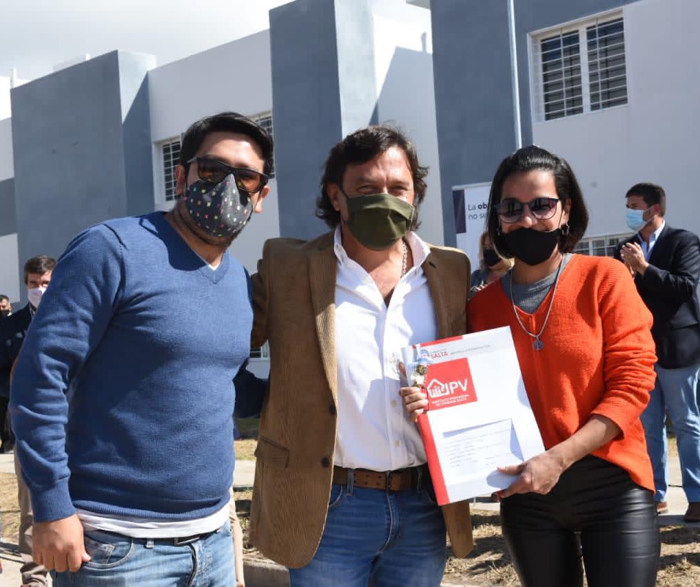 Entrega de viviendas en barrio Pereyra Rozas 🏡

La vivienda digna es un derecho fundamental de los salteños. Hoy 83 nuevas familias recibieron las llaves de sus hogares y cumplieron el sueño de la casa propia ♥️