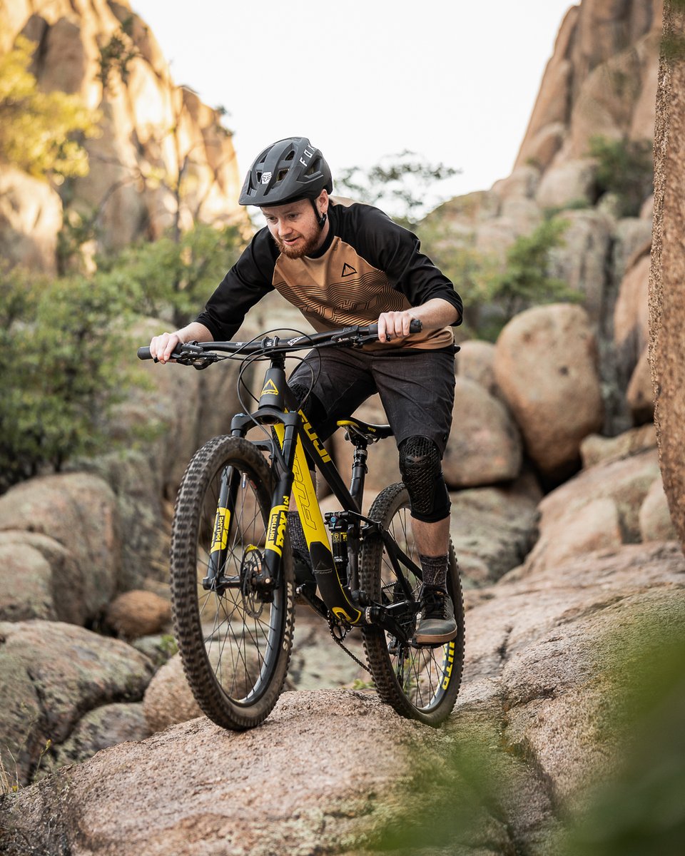 Austin Huffer is taking full advantage of the full squish on his Fuji Auric. 

📷: James Huston

#mountains #bike #mountain #mountainlife #bikelife