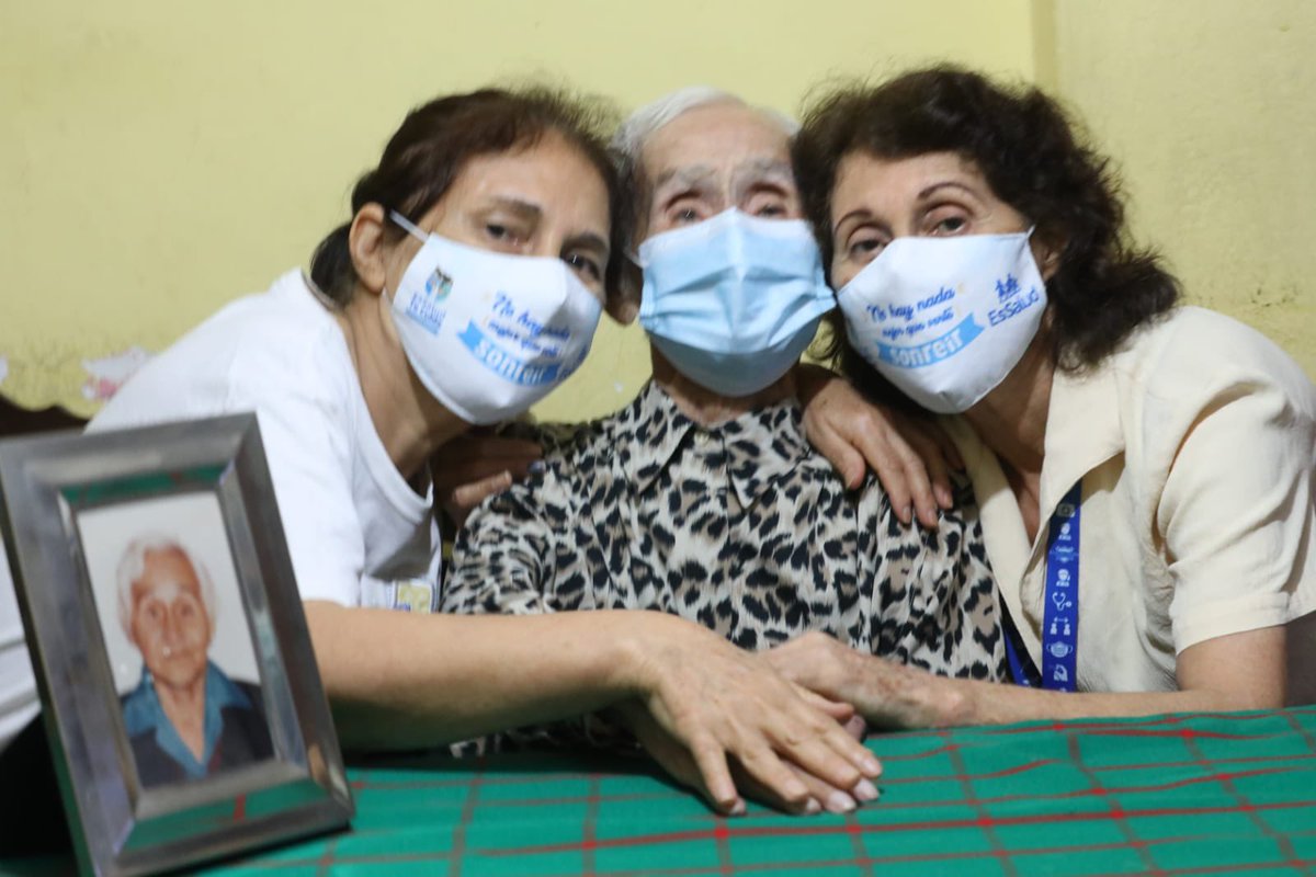 FioreMolinelli's tweet photo. Hace unos instantes doña María Araya de 104 años acaba de recibir su segunda dosis de la vacuna de #Pfizer. Ella el pasado 8 de marzo se convirtió en la primera asegurada en recibir esta vacuna. Así como ella, todos los adultos mayores serán vacunados. https://t.co/BK6BPpJRQG