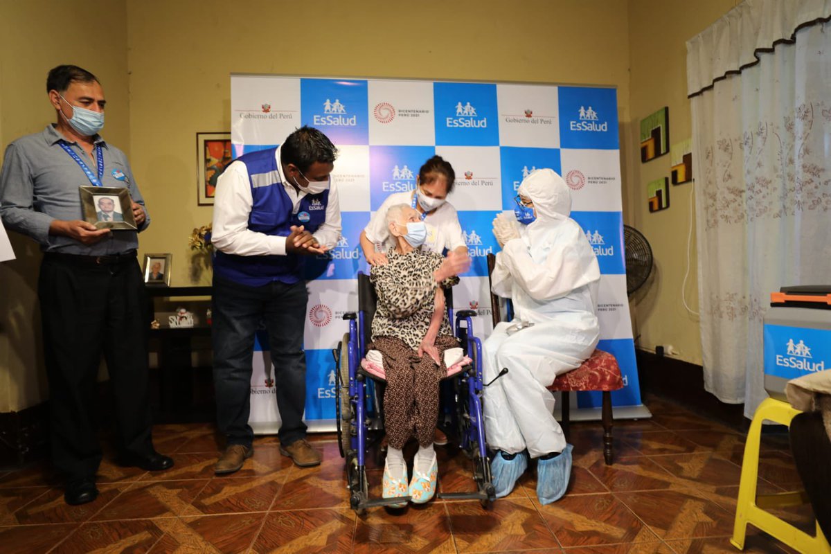 FioreMolinelli's tweet photo. Hace unos instantes doña María Araya de 104 años acaba de recibir su segunda dosis de la vacuna de #Pfizer. Ella el pasado 8 de marzo se convirtió en la primera asegurada en recibir esta vacuna. Así como ella, todos los adultos mayores serán vacunados. https://t.co/BK6BPpJRQG