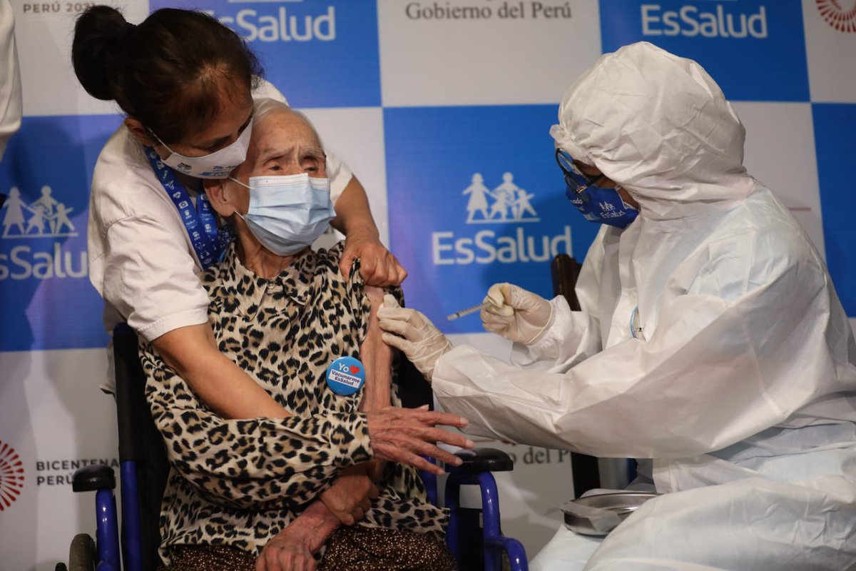FioreMolinelli's tweet photo. Hace unos instantes doña María Araya de 104 años acaba de recibir su segunda dosis de la vacuna de #Pfizer. Ella el pasado 8 de marzo se convirtió en la primera asegurada en recibir esta vacuna. Así como ella, todos los adultos mayores serán vacunados. https://t.co/BK6BPpJRQG