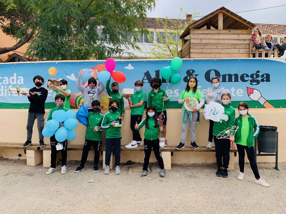 ColeAlfaOmega's tweet photo. Huevo Volador : actividad de la clase de física en Primaria. #colemolon #egg https://t.co/4HoVmDD7lc