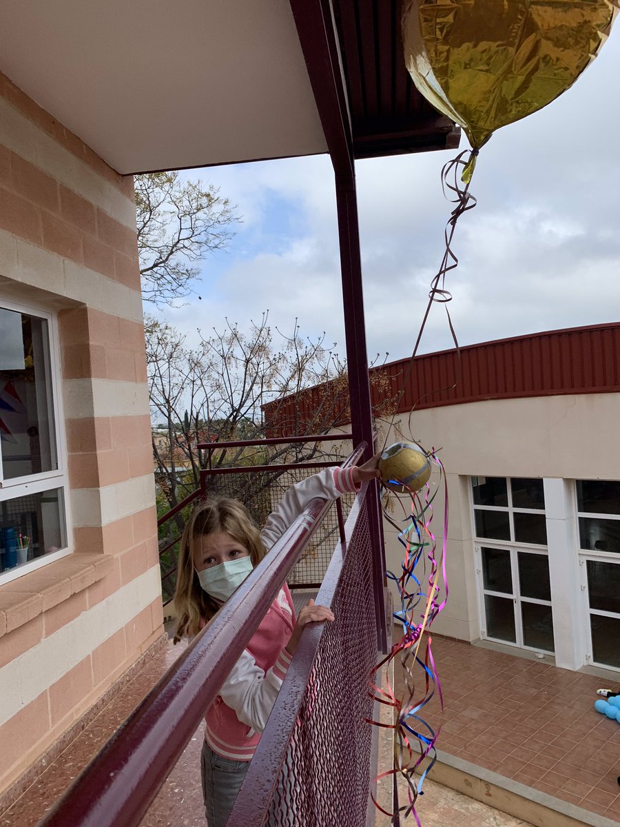 ColeAlfaOmega's tweet photo. Huevo Volador : actividad de la clase de física en Primaria. #colemolon #egg https://t.co/4HoVmDD7lc