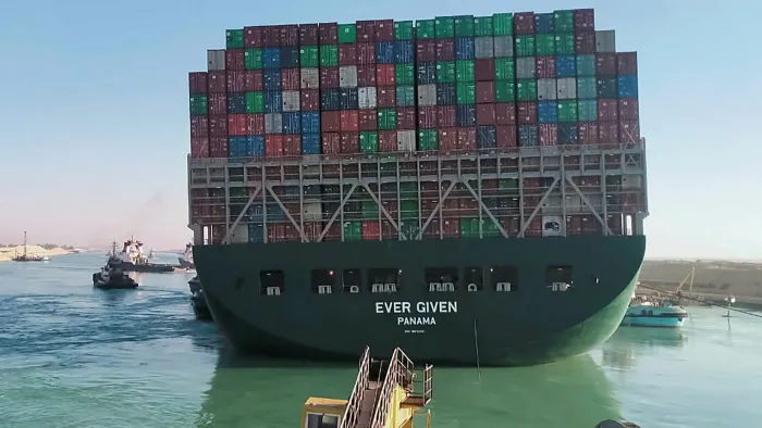 marcvgestel's tweet photo. Ons wc-papier drijft weer richting Rotterdam! #scheuren #absorberen #EverGiven #SuezCrisis #SuezUnblocked https://t.co/ImwFvw5qQj