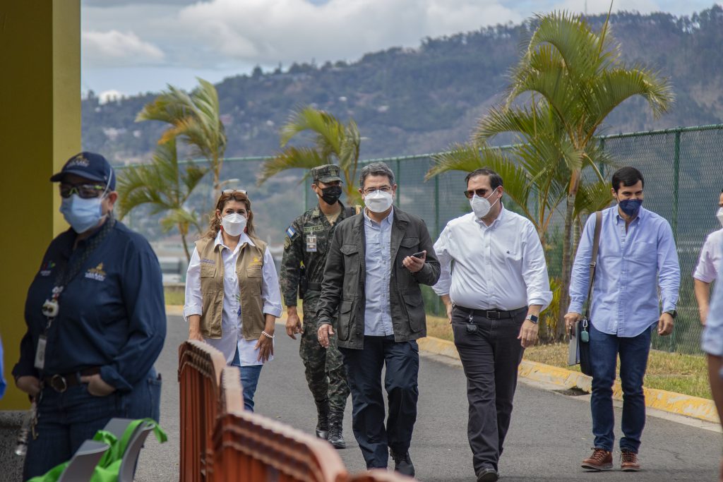 ContraC_HN's tweet photo. #EditorialCC. Senadores estadounidenses solicitaron sanciones contra el presidente @JuanOrlandoH, por la abundante evidencia de su participación en corrupción y narcotráfico. Con ello, Hernández desvalorizó el sistema de justicia de #EstadosUnidos. https://t.co/WX8k8Z37JM https://t.co/JdQDYBBD84