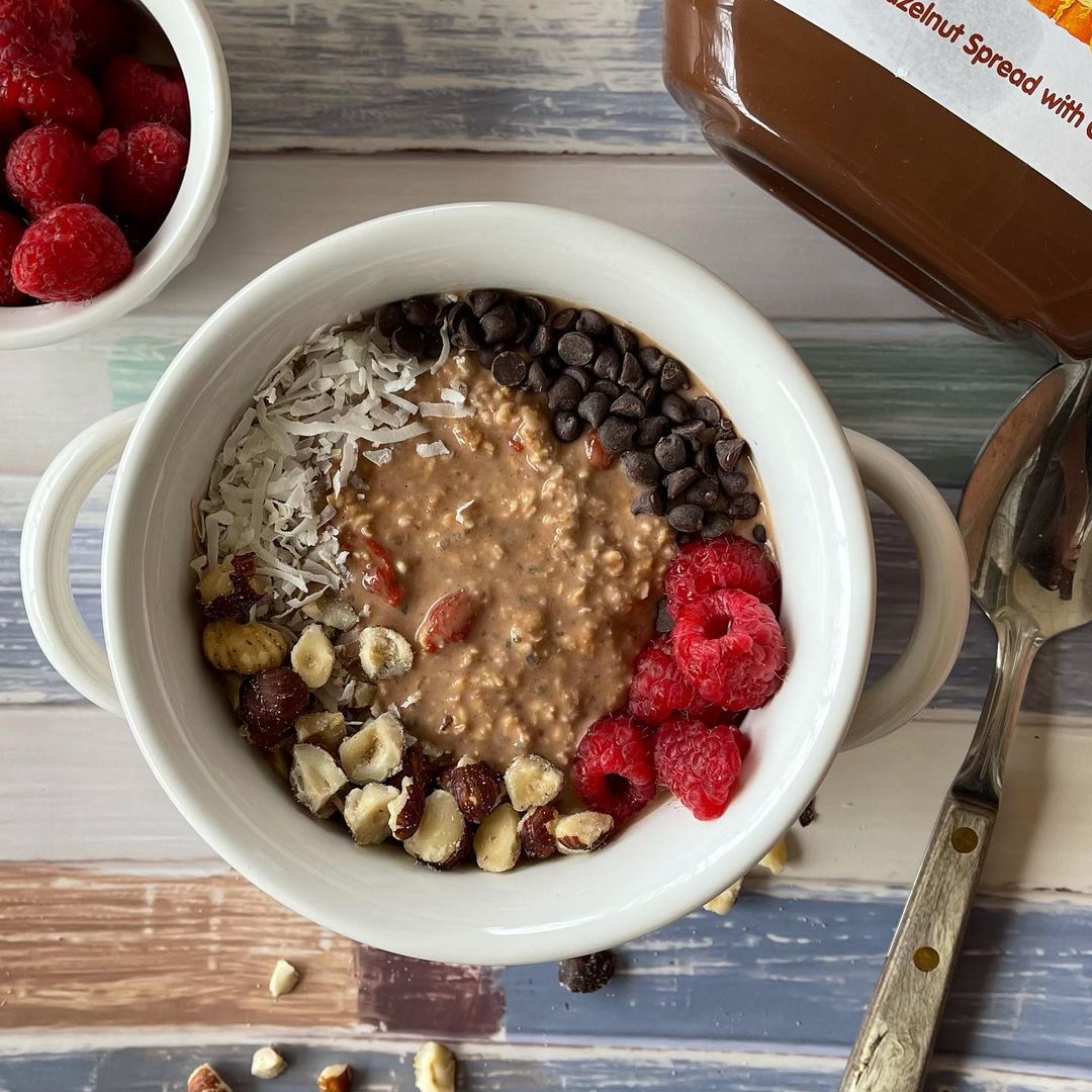 These overnight oats made with Flahavan's are topped with Nutella, fresh raspberries, hazelnuts, shredded coconut and chocolate chips. 😍😍 What's your favorite oatmeal topping?

📸: @haveucoveredinthekitchen