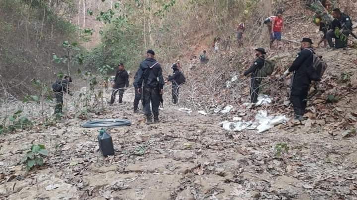 Thailand sealed off the border to #Myanmar refugees.
Thousands of Karen villagers had to flee to Thailand to escape air strikes by Terrorists (#Myanmar military) but they were pushed back and now sealed off the border.

#WhatsHappeningInMyanmar #Mar29Coup