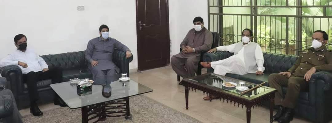 SardarSarfrazD1's tweet photo. آج شیخوپورہ میں کرنل(ر) ہاشم ڈوگر (صوبائی وزیر)نے انتظامی امور کا جائزہ لینے کے لیے شیخوپورہ کا وزٹ کیا اور اس دوران میٹنگ کی جس میں میا ں خالد محمود(صوبائی وزیر)
1/2
#MuhammadhashimDogar
@EjazChaudhary https://t.co/72iIDObAwU