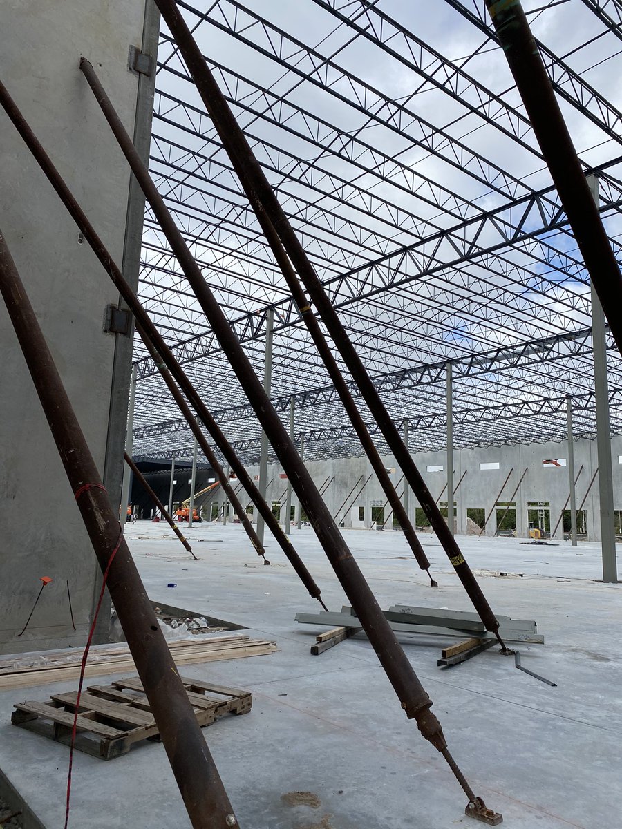 AngelGaray31's tweet photo. Rebar roof support  bcn2210#fiu#fiumossschool#construction@fiumosschool https://t.co/1CrZwDnVTb