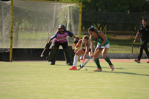 AhbTinta's tweet photo. #HockeyCba “No tenemos nada que perder y muchísimo por ganar”, describió @Memi_alonso, capitana de UNRC sobre la clasificación del equipo a la final del torneo Preparación de la Federación Cordobesa 
El fruto de un proceso - Tinta Deportiva https://t.co/pdVT56aRfZ https://t.co/VLNSmjniOD