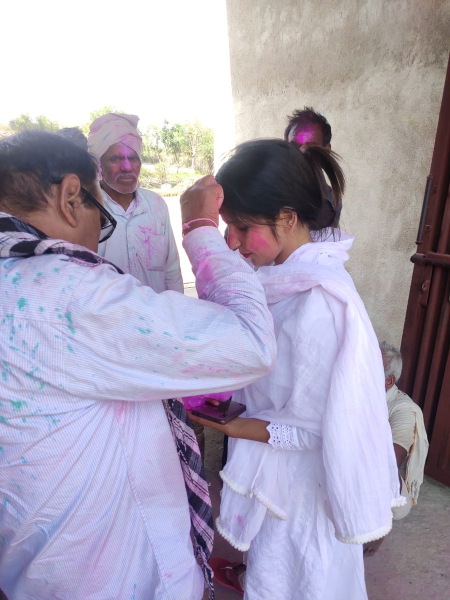 अपने गांव में अपनों के बीच होली मनाते हुए...
     
   #Happy_holi❤️